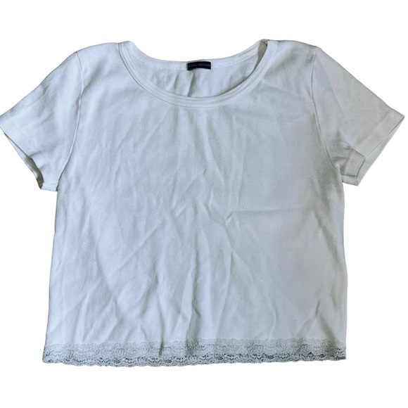 Brandy Melville Women’s Sz XS/S White Crewneck Lace Hem Baby Tee - Picture 2 of 8